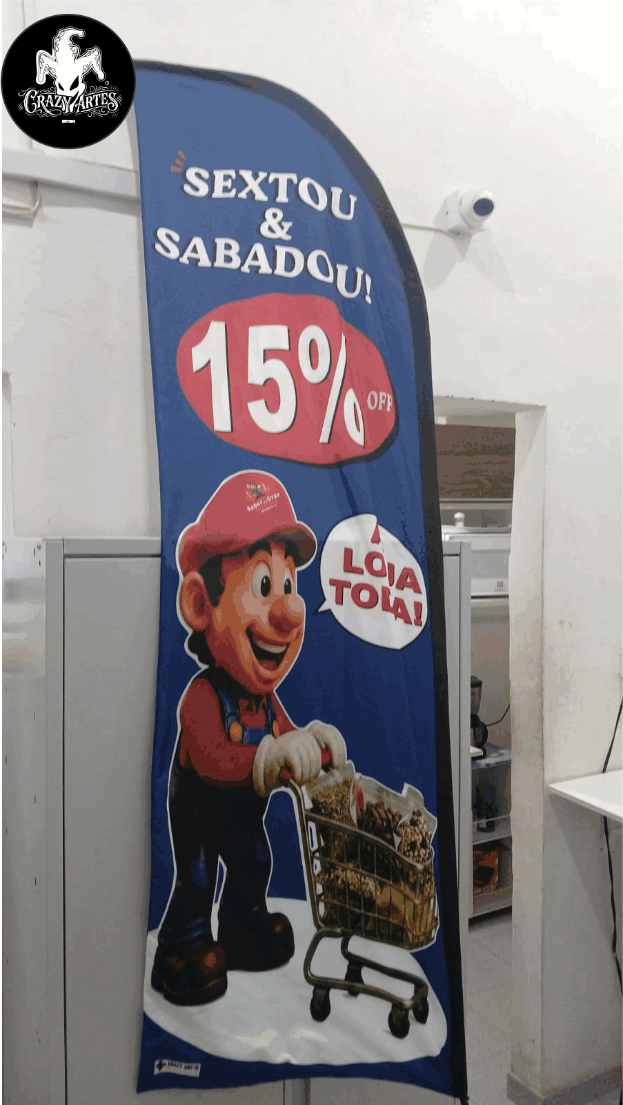 Wind banner promocional de loja produzido por sublimação